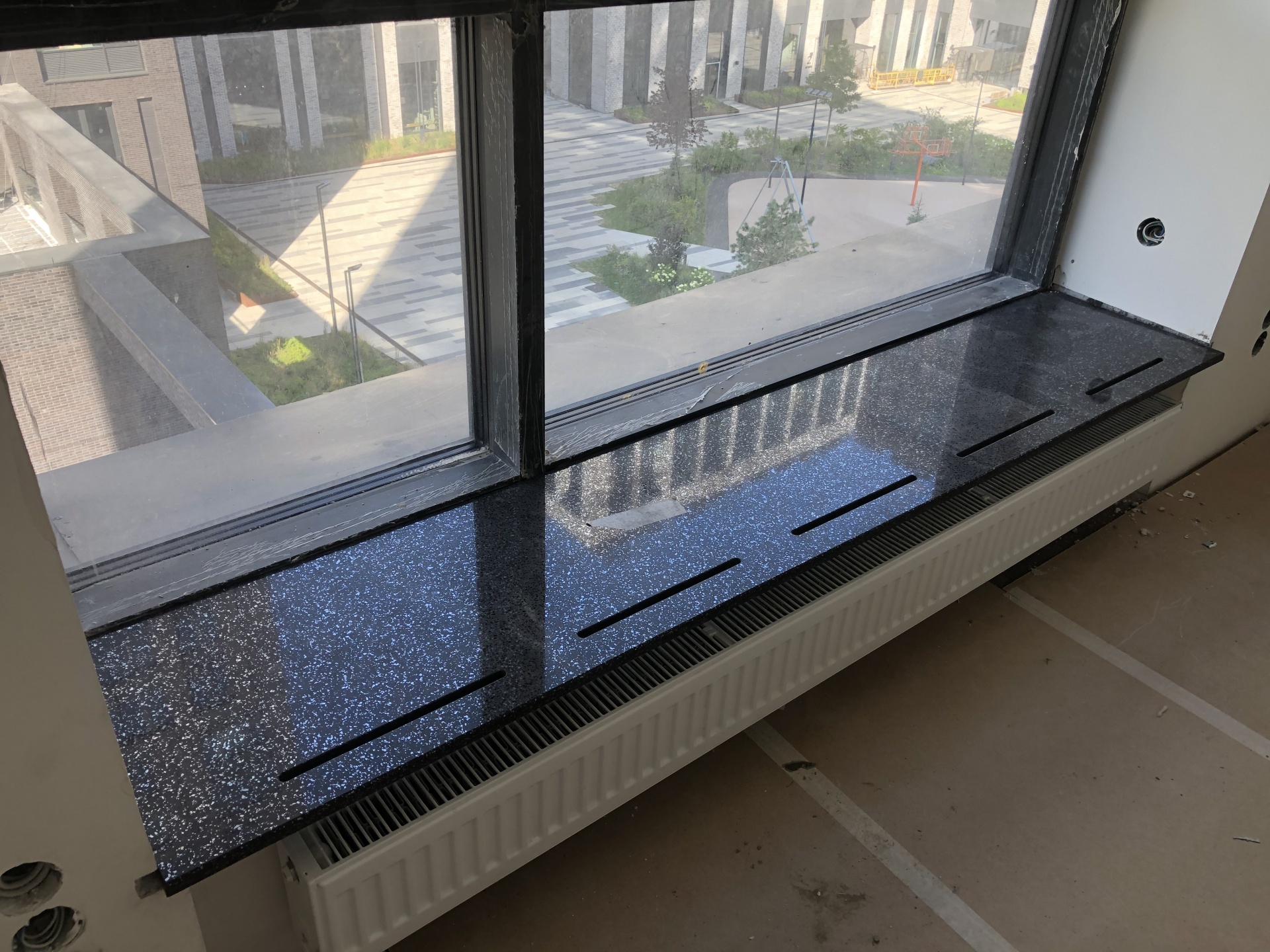 Кварцевый подоконник Technistine Taurus Terazzo Black