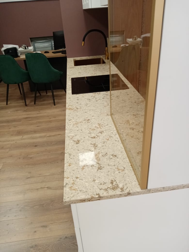 Avant Quartz 9010 Корсика