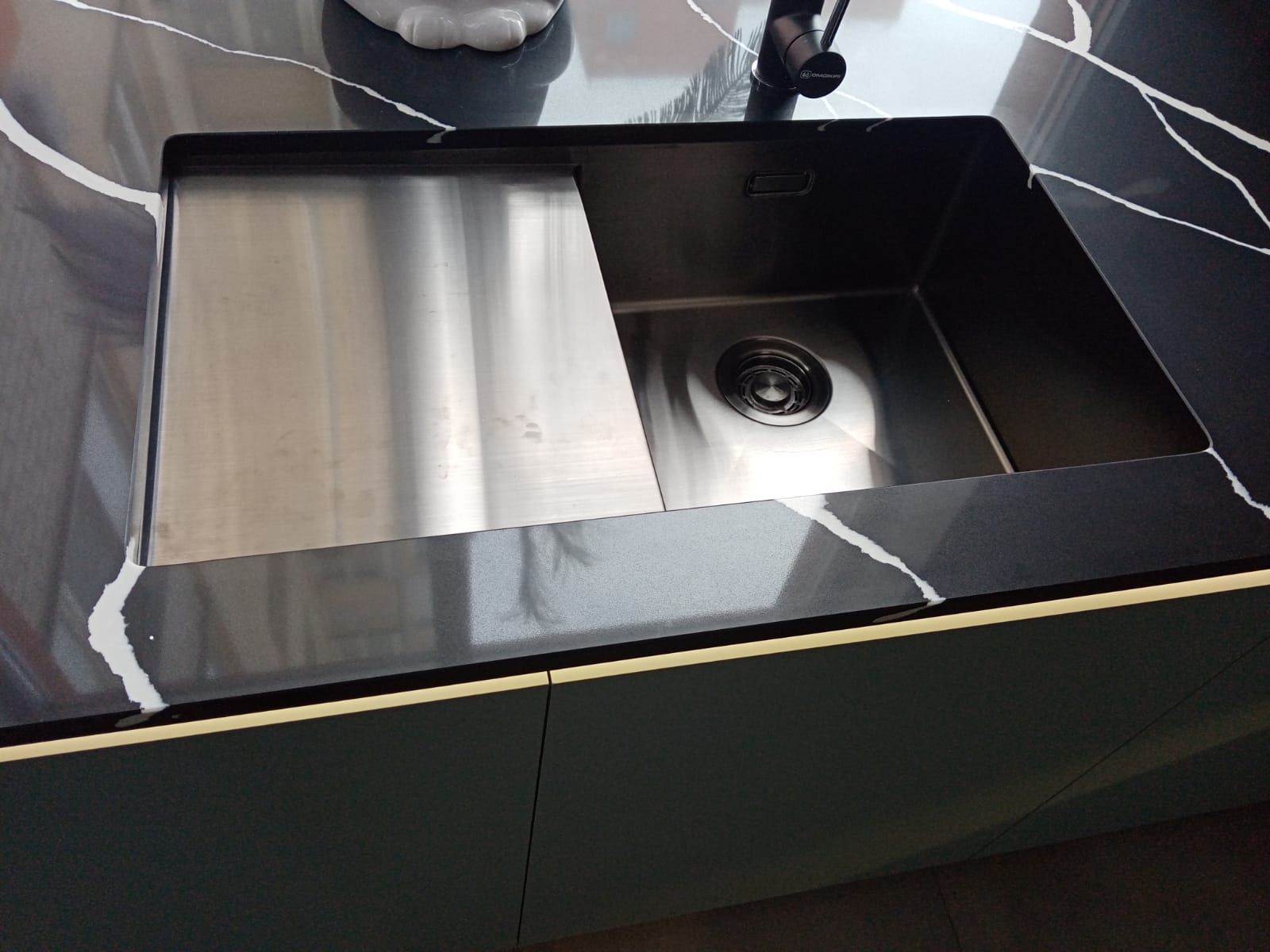 Noble Quartz Q765 Nero Marquina